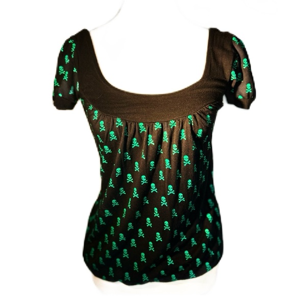 90's Skull and Cross Bone Capped Sleeve Women's Blouse with Scoop Neckline Med - Picture 1 of 6